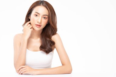 Güzel Asyalı kadın portresi doğal cilt ve cilt bakımlı sağlıklı saçlar ve cilt yakın yüz güzelliği portresi..