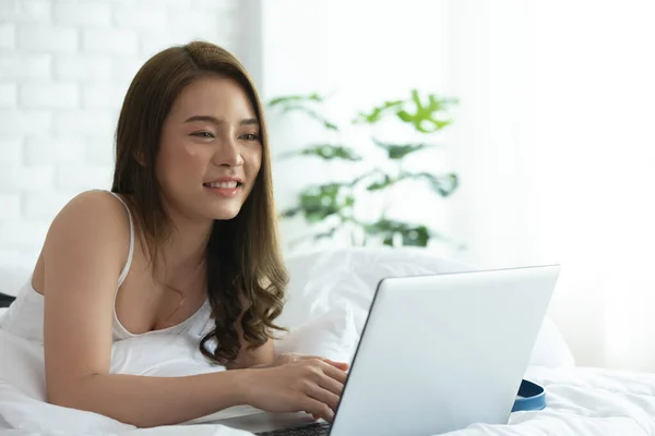 Mujer Asiática Trabajando Una Computadora Portátil Sentada Cama Casa Mujer — Foto de Stock