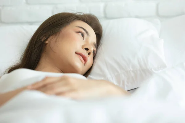 Mujer Asiática Alegre Saludable Con Pijamas Blancos Despierta Cama Dormitorio — Foto de Stock