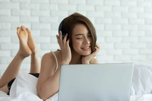 Mujer Asiática Trabajando Una Computadora Portátil Sentada Cama Casa Mujer — Foto de Stock