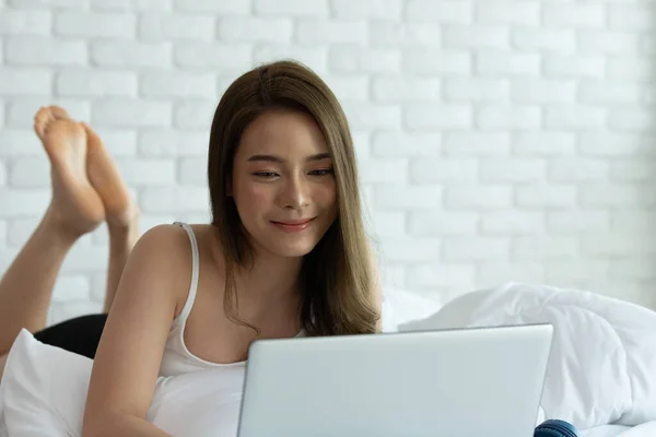 Mujer Asiática Trabajando Una Computadora Portátil Sentada Cama Casa Mujer — Foto de Stock