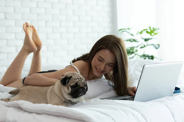 Mujer Asiática Trabajando Una Computadora Portátil Sentada Cama Casa Mujer — Foto de Stock