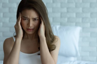 Kadınların çok çalıştıktan sonra başları ağrır..