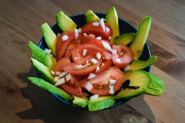 Ev yapımı Avokado ve domates salatası, sağlıklı yemek.