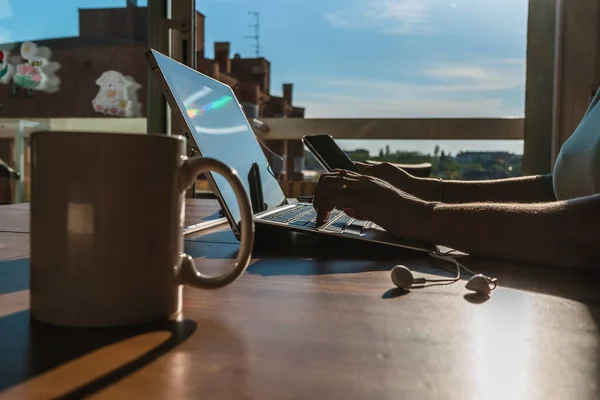 Evden çalışmak, kahve fincanı.