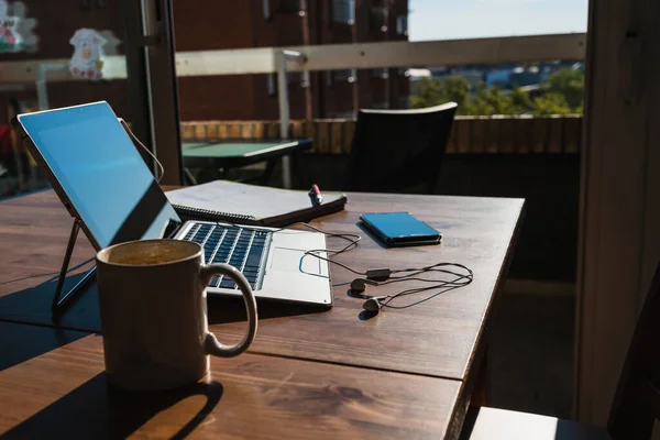 Güneşli bir günde evden çalışmak