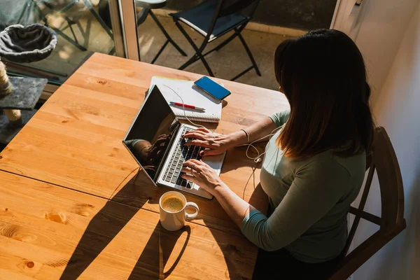 Kadın evden çalışıyor, tepeden bakıyor.