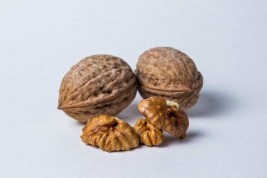 Beyaz arka planda iki ceviz