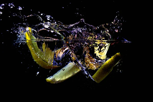 Una Rodaja Limón Cae Agua Sobre Fondo Negro — Foto de Stock