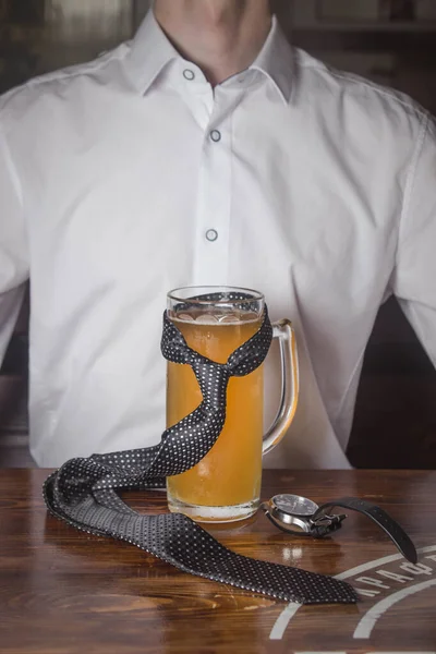 Vaso Cerveza Con Corbata Reloj Cerca Fondo Una Camisa Hombre — Foto de Stock