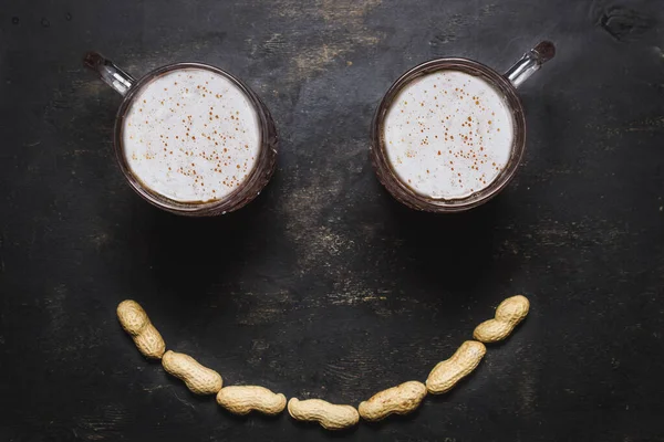 Dois Copos Cerveja Amendoins Alinhados Forma Sorriso — Fotografia de Stock