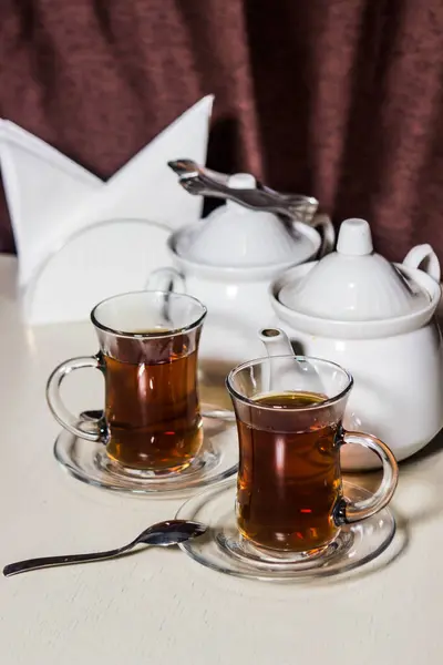 Чайный Сервиз Впереди Две Чашки Чая Сахарной Чашей Чайником — стоковое фото