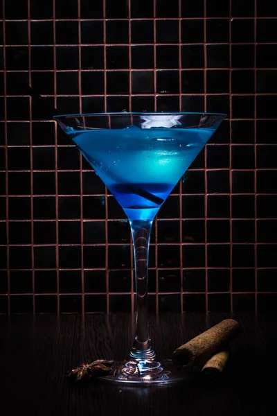 Cocktail Blue Lagoon Een Geblokte Achtergrond — Stockfoto