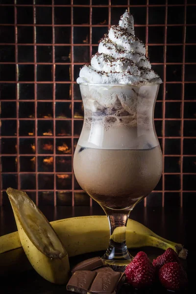 Chocolade Milkshake Versierd Met Banaan Aardbei Chocolade — Stockfoto