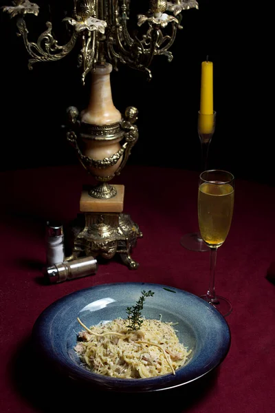 Pasta Bestrooid Met Kaas Vlakbij Een Glas Champagne Zout Een — Stockfoto