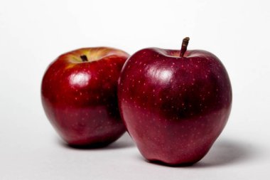 Beyaz arka planda iki elma var.