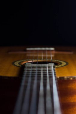 Siyah arkaplanda klasik İspanyol gitarı