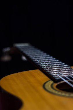 Siyah arkaplanda klasik İspanyol gitarı