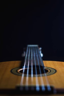Siyah arkaplanda klasik İspanyol gitarı