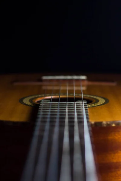 Klassische Spanische Gitarre Auf Schwarzem Hintergrund — Stockfoto