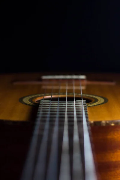 Guitare Espagnole Classique Sur Fond Noir — Photo