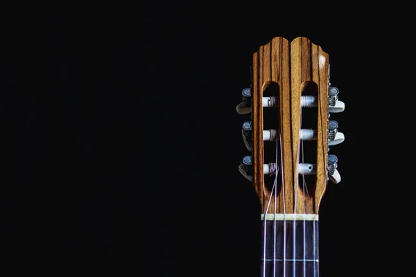 Siyah Arka Planda Klasik Gitarın Gitar Boynu — Stok fotoğraf