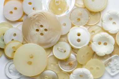 Tüm fotoğraf için bir avuç beyaz düğme.