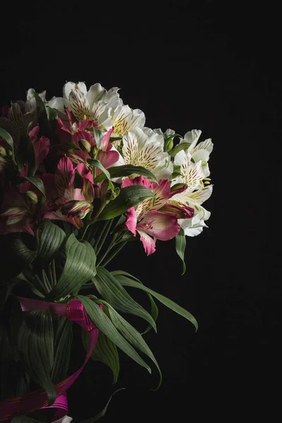 Siyah arkaplanda beyaz ve leylak çiçekleri