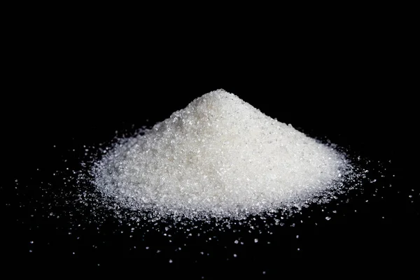 Siyah arkaplanda beyaz şeker yığını