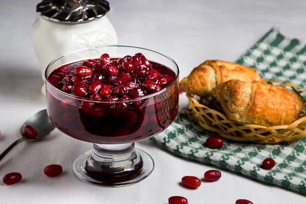 Dogwood reçeli. Yakınlarda hasır bir sepetin içinde iki tane pişmiş mal var. Her yerde taze odun var.