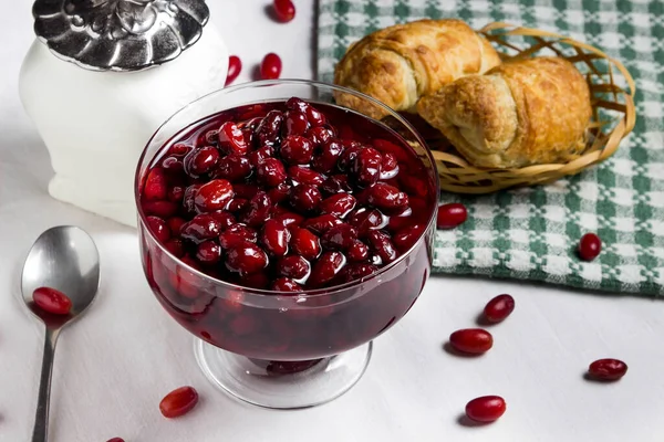 Hartriegelmarmelade Der Nähe Liegen Zwei Backwaren Einem Weidenkorb Frischer Hartriegel — Stockfoto