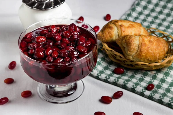 Hartriegelmarmelade Der Nähe Liegen Zwei Backwaren Einem Weidenkorb Frischer Hartriegel — Stockfoto