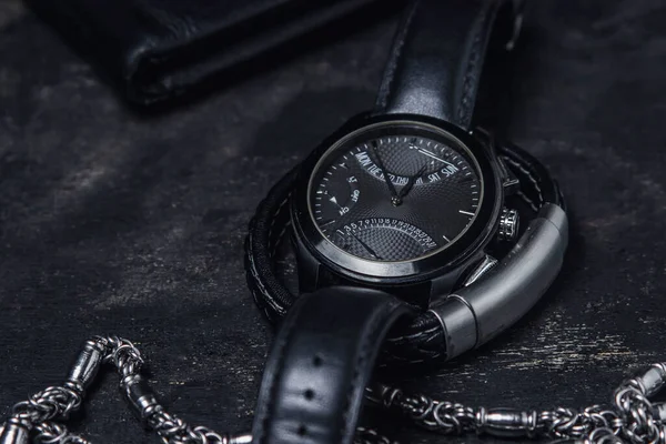 Concepto Estilo Masculino Reloj Negro Hombre Una Pulsera Cuero Negro — Foto de Stock