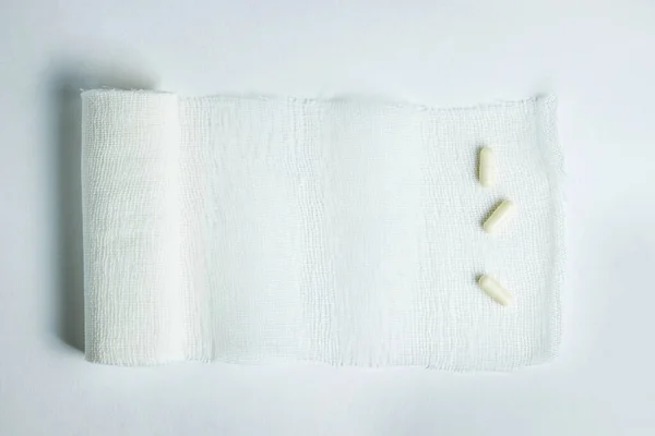Orvosi Fogalom Három Tabletta Kapszulában Egy Felhelyezett Kötésen Nyugszik Kötés — Stock Fotó