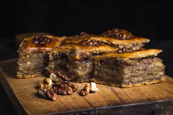 Homemade Baklava Sliced Wooden Board Nearby Lies Handful Nuts Photo — Stock Photo, Image