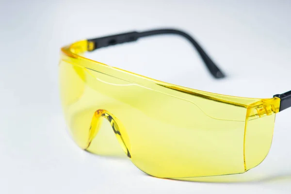 Gafas Seguridad Amarillas Encuentran Sobre Fondo Blanco — Foto de Stock