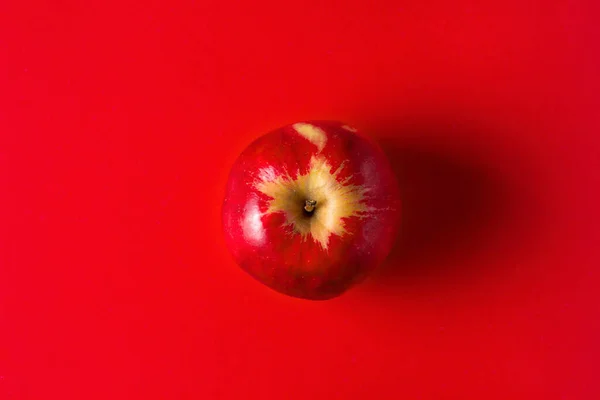 Roter Apfel Auf Rotem Hintergrund Der Apfel Liegt Der Mitte — Stockfoto