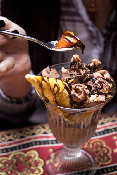 Sorvete Chocolate Com Waffles Mão Segura Uma Colher Com Uma — Fotografia de Stock