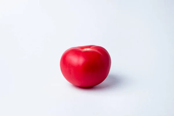 Tomate Vermelho Sobre Fundo Branco — Fotografia de Stock