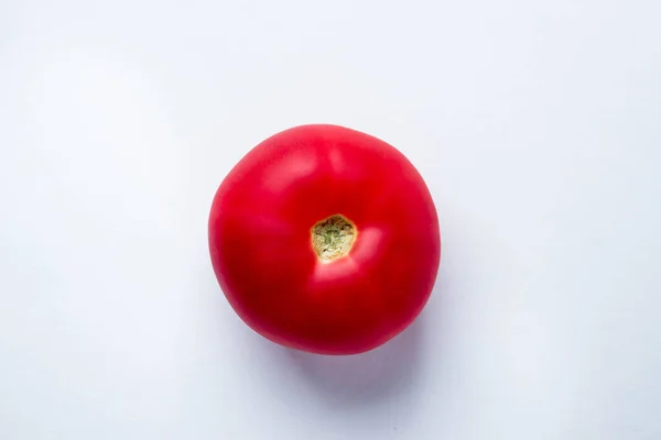 Μια Κόκκινη Ντομάτα Λευκό Φόντο Φωτογραφία Επάνω — Φωτογραφία Αρχείου