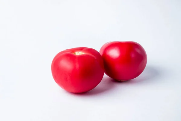 Dois Tomates Vermelhos Fundo Branco — Fotografia de Stock