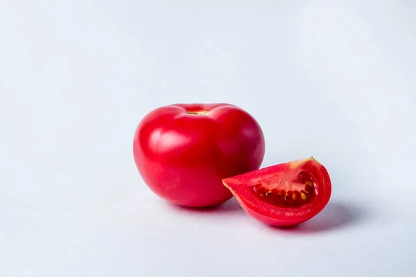 Tomate Vermelho Lado Dele Encontra Uma Fatia Cortada Tomate Foto — Fotografia de Stock