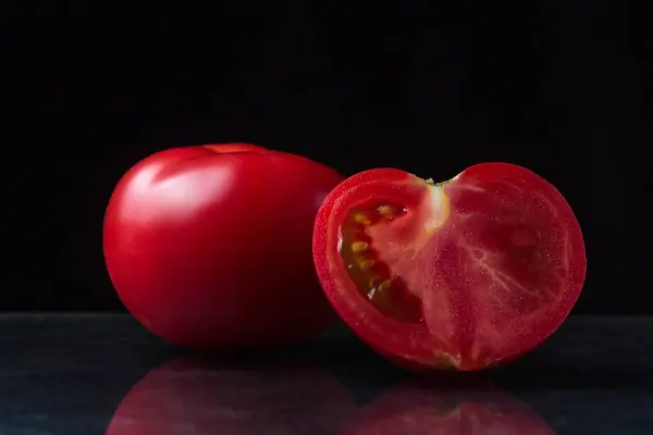 Tomate Vermelho Lado Dele Encontra Uma Fatia Cortada Tomate Foto — Fotografia de Stock