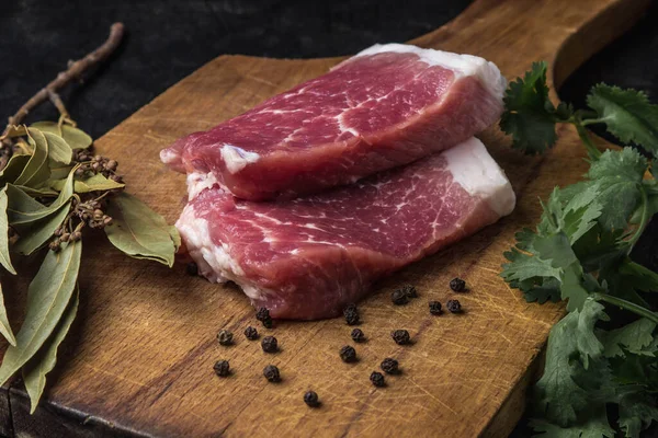 Concepto Cocina Dos Trozos Carne Cerdo Colocan Uno Encima Del — Foto de Stock