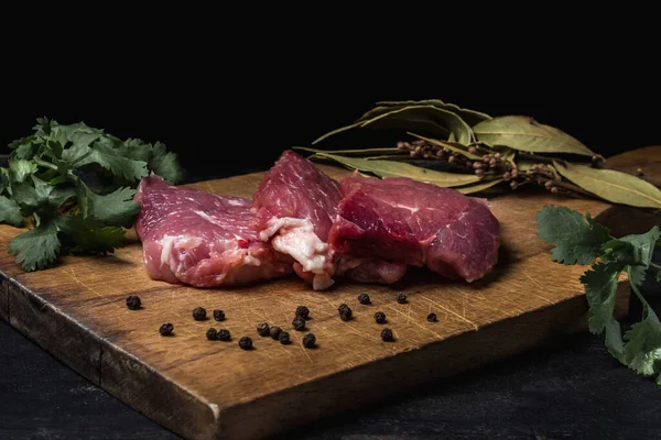 Concepto Cocina Tres Trozos Carne Cerdo Colocan Uno Encima Del — Foto de Stock