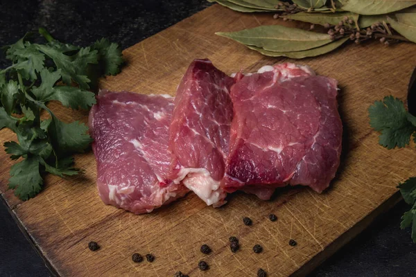 Concepto Cocina Tres Trozos Carne Cerdo Colocan Uno Encima Del — Foto de Stock