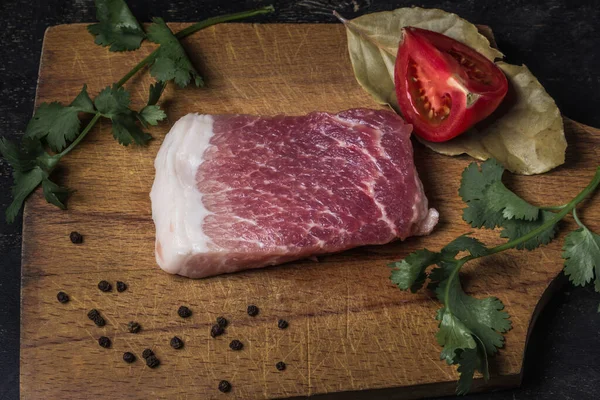 Concepto Cocina Trozo Carne Cerdo Coloca Una Tabla Madera Alrededor — Foto de Stock