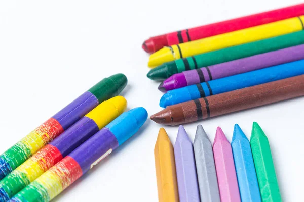 Beyaz arka planda üç sıra renkli kalem. Her kalem sırası merkeze yöneltilir..