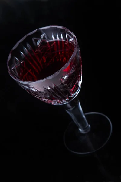 Copo Vinho Tinto Num Fundo Preto Copo Cristal — Fotografia de Stock