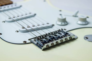 Beyaz arka planda beyaz elektro gitar. Resimli gitar destesi